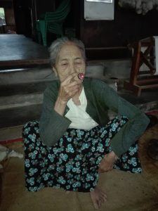 Obyvatelka Barmy hruba cigara